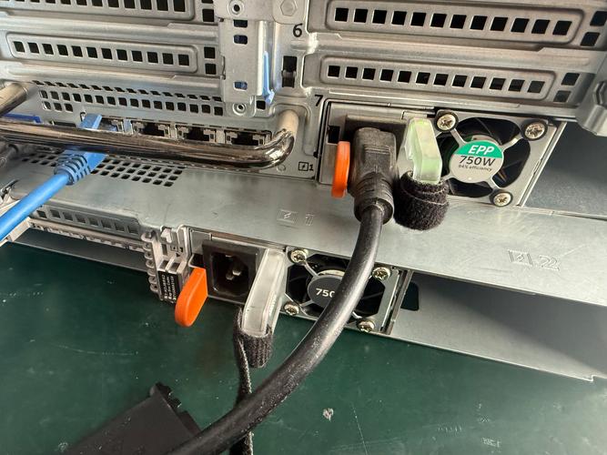 {“title”: “戴爾R730/R630/R720/R740/R430/R620/R820機(jī)架式雙路服務(wù)器及配件全解析”, “content”: “在企業(yè)級IT基礎(chǔ)設(shè)施中，戴爾PowerEdge系列機(jī)架式服務(wù)器憑借穩(wěn)定的性能、靈活的雙路配置和豐富的配件生態(tài)，一直是二手與全新市場中的熱門選擇。從經(jīng)典的R620、R720到新一代的R730、R740，以及入門級R430和四路旗艦R820，不同型號覆蓋了從中小型企業(yè)到大型數(shù)據(jù)中心的多樣化需求。\n\n## 一、雙路機(jī)架式服務(wù)器的核心優(yōu)勢\n戴爾R系列機(jī)架式服